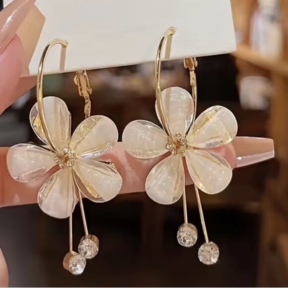 🌺 Betsey Johnson Stunning & Elegant Crystal Floral Gold and Cream Earrings 🌺 - Picture 1 of 7